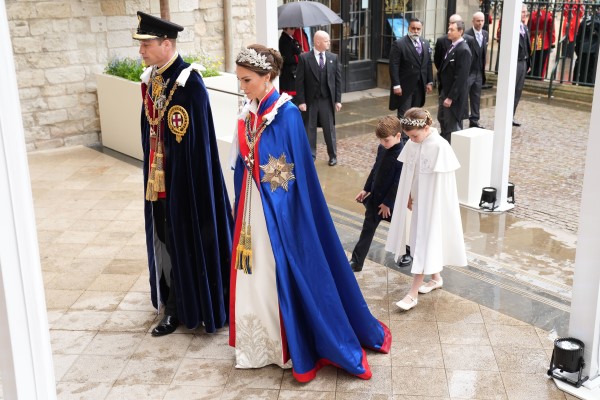 Sarolta hercegnő és Lajos herceg szüleikkel, Katalin walesi hercegnével és Vilmos walesi herceggel (Fotó: WPA Pool/Pool/Getty Images)