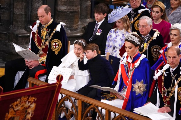 Sarolta hercegnő és Lajos herceg szüleikkel a koronázási istentiszteleten (Fotó: WPA Pool/Pool/Getty Images)