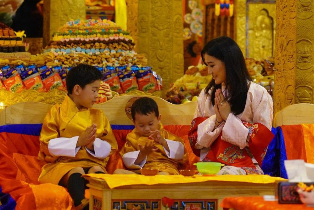 A bhutáni királyné és fiai