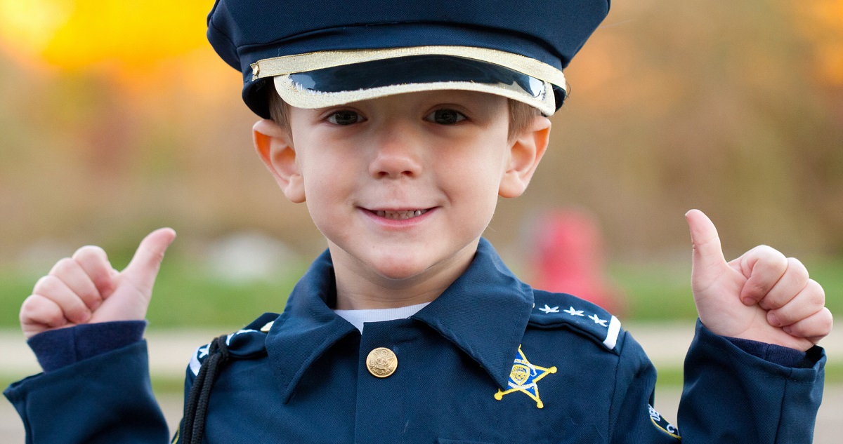 Kisfiú rendőrruhában