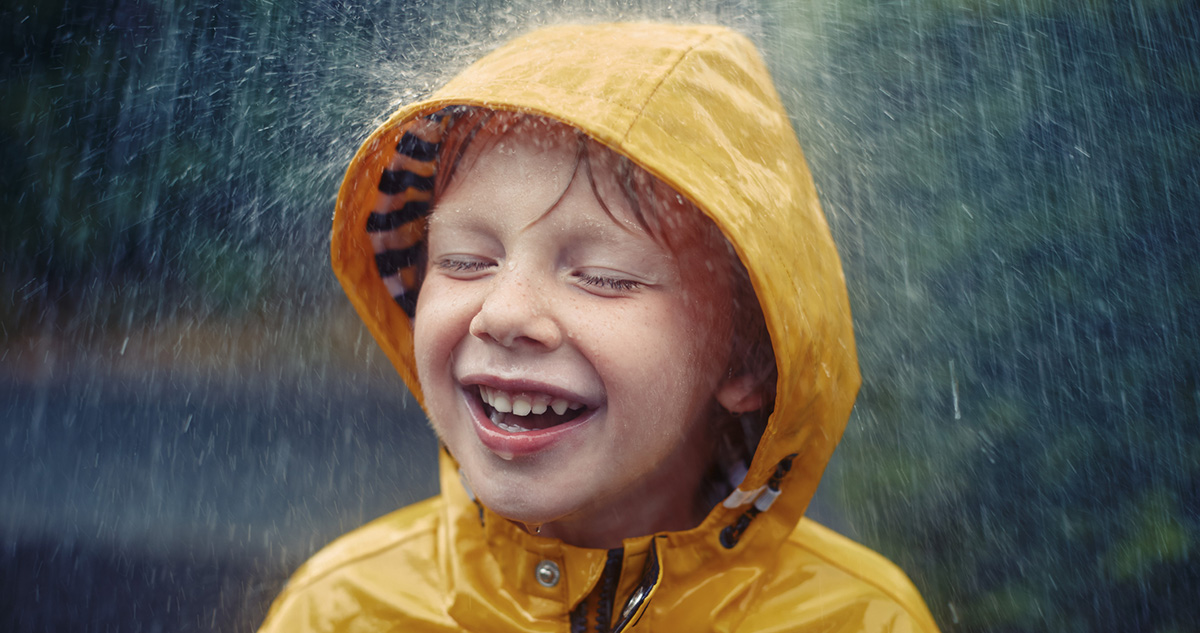 Esőnek örül gyerek