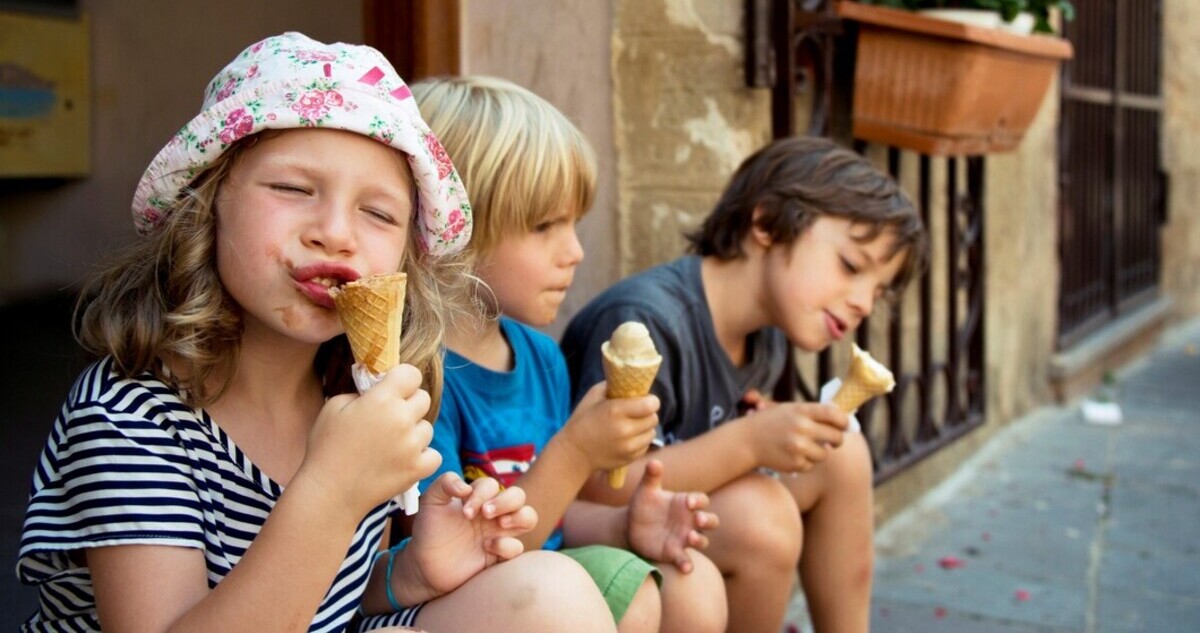 Fagylaltozó gyerekek