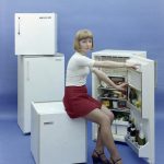 Hűtőt reklámozó nő