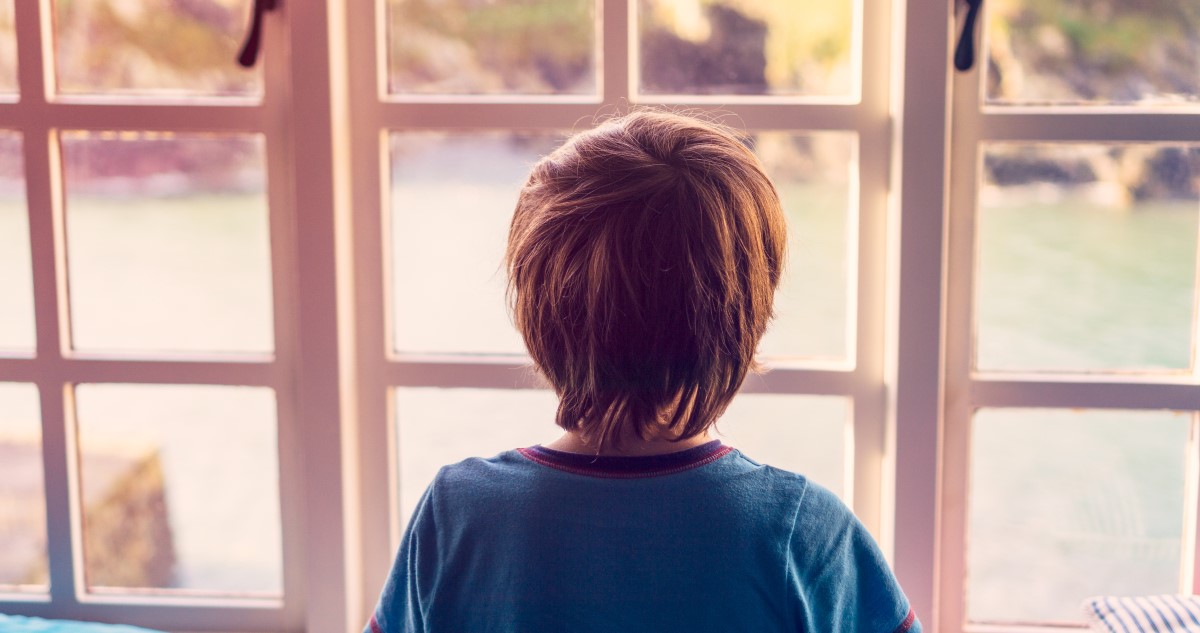 gyerek háttal ablak előtt