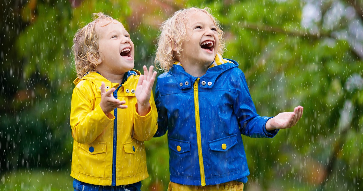 gyerekek örülnek az esőnek