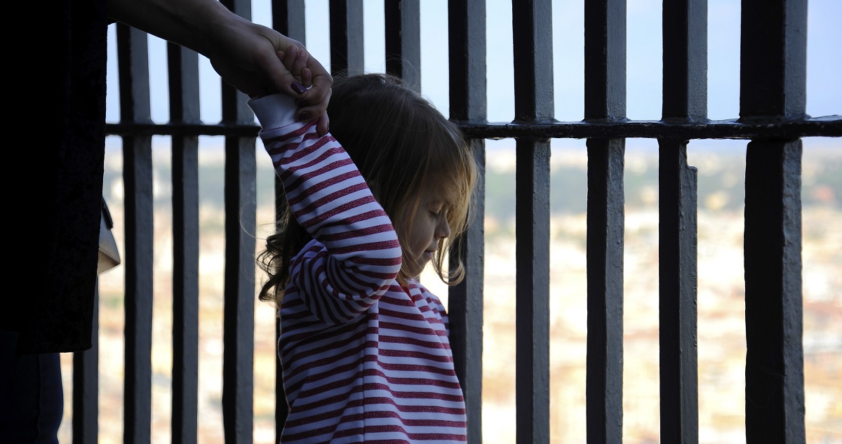 Gyerek börtönbe megy látogatásra