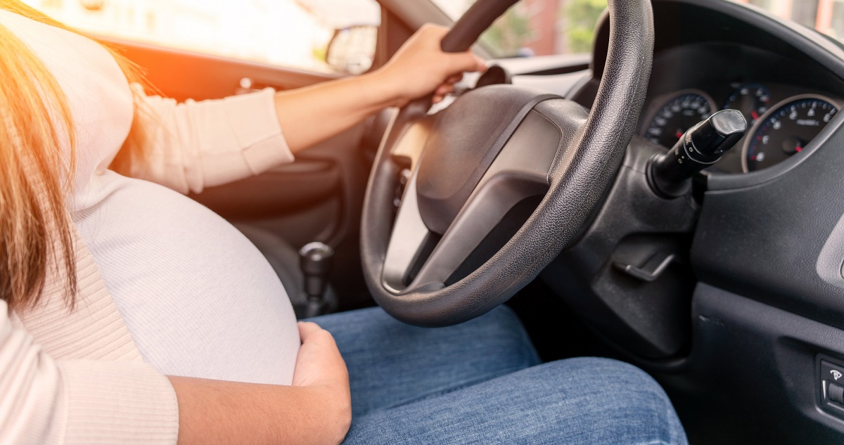 Terhes nő autót vezet