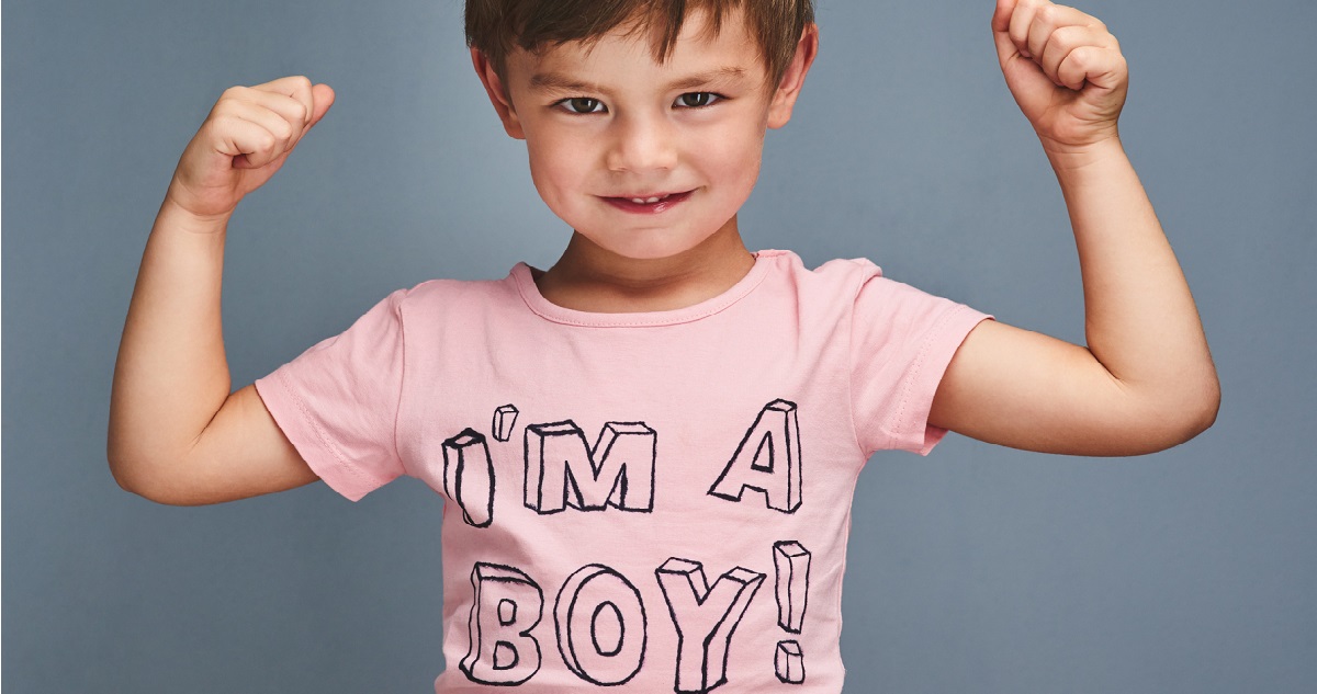Rózsaszín pólót viselő kisfiú