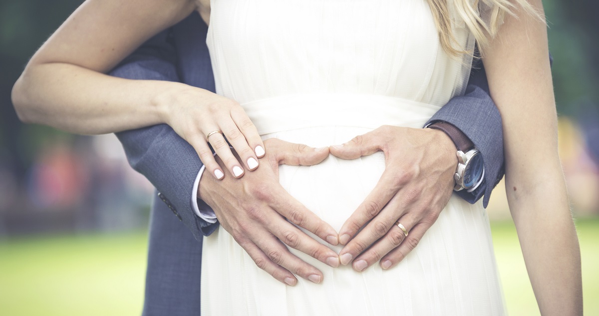 terhes menyasszony és vőlegény