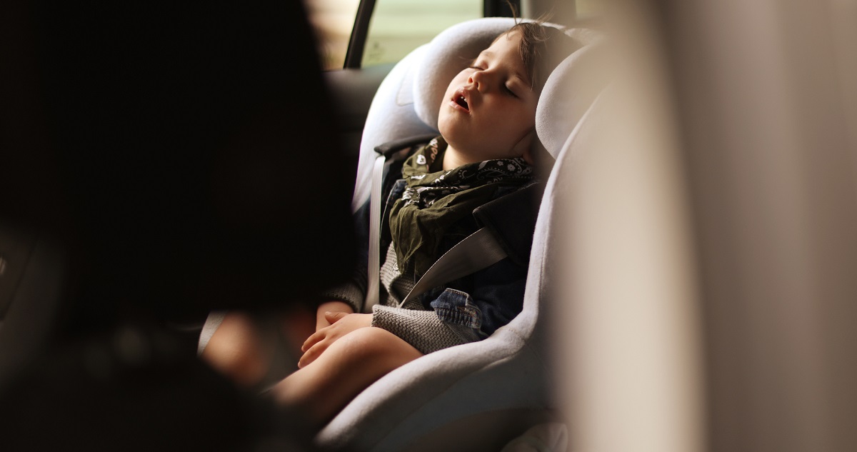 Kocsiba zárt alvó gyerek