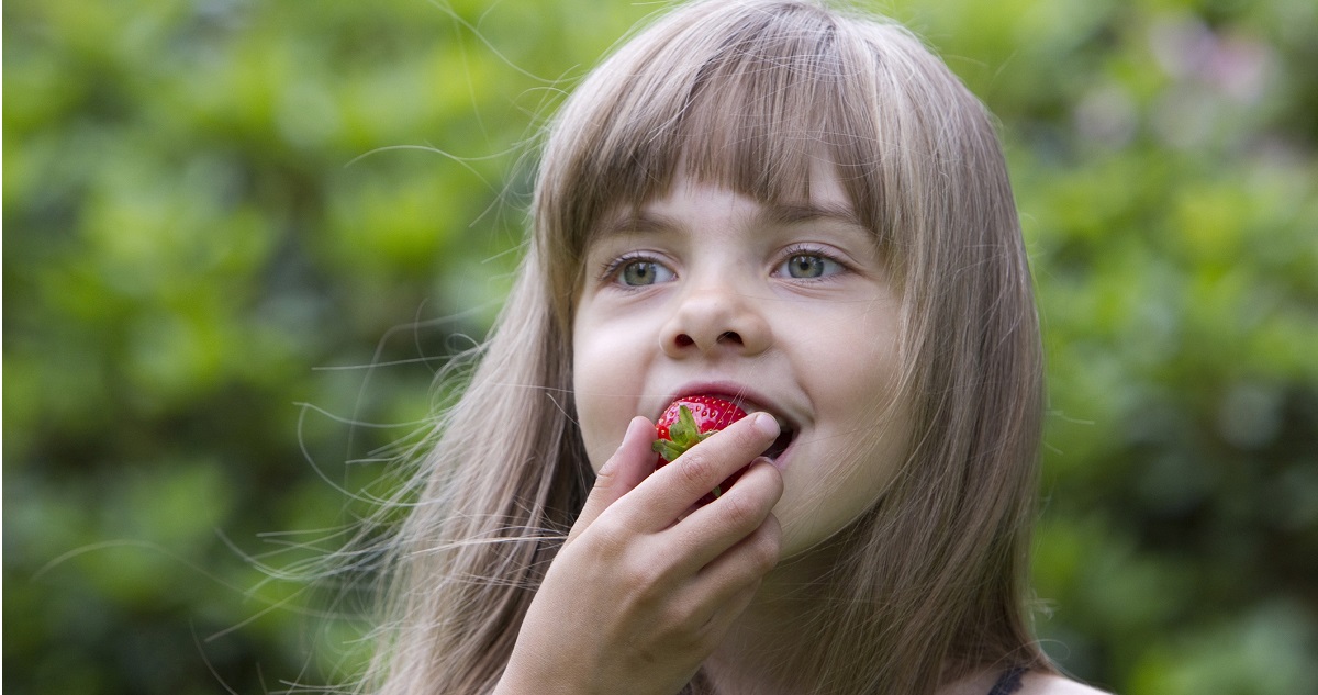 Kislány epret eszik