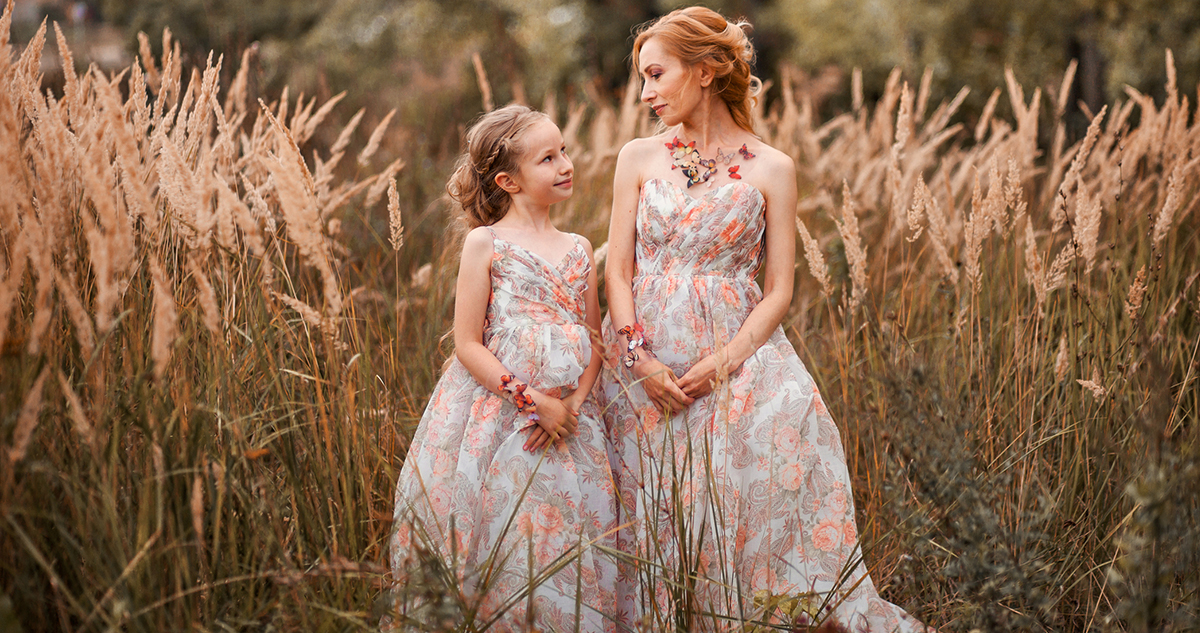 anya és kislánya egyforma alkalmi ruhában mezőn