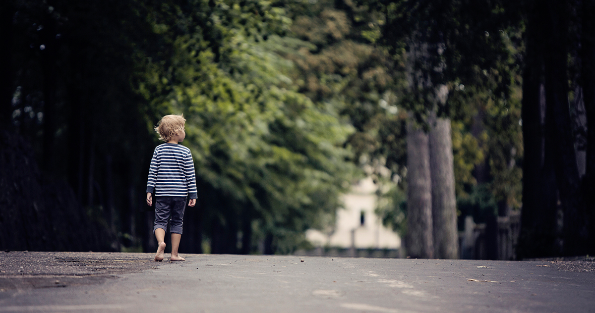 egyedül sétál kisfiú