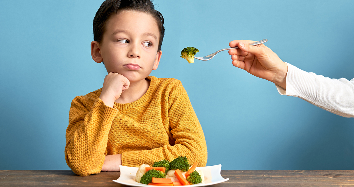 kisfiú nem akar brokkolit enni