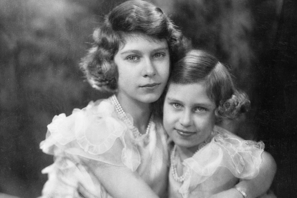 II. Erzsébet királynő a húgával