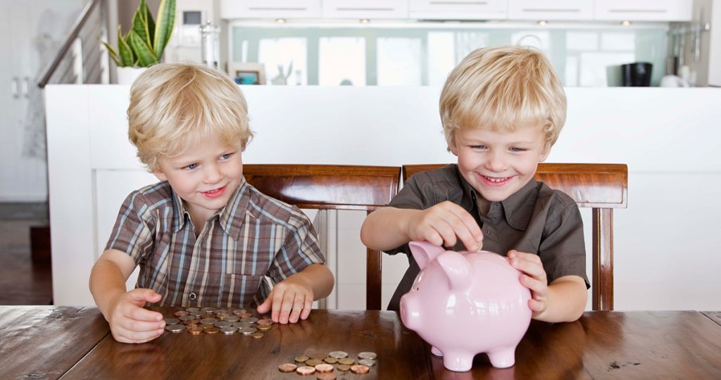 Ikrek persellyel az asztalnál