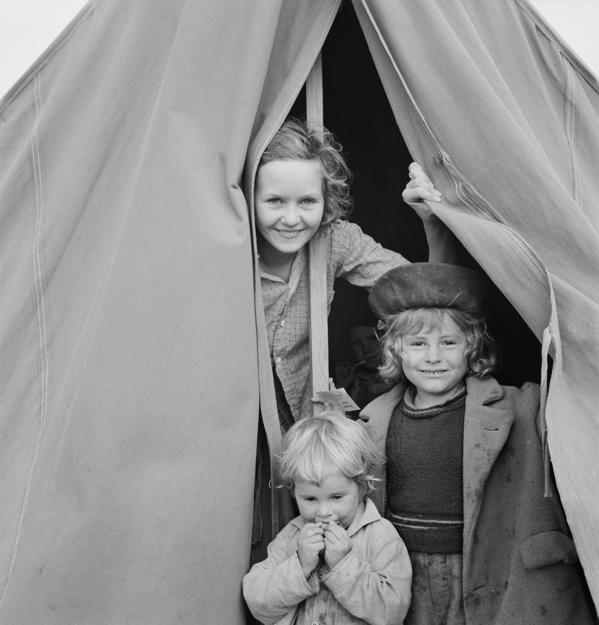 Menekült munkáscsalád gyerekei egy oregoni szálláshely sátrában (fotó: Dorothea Lange)