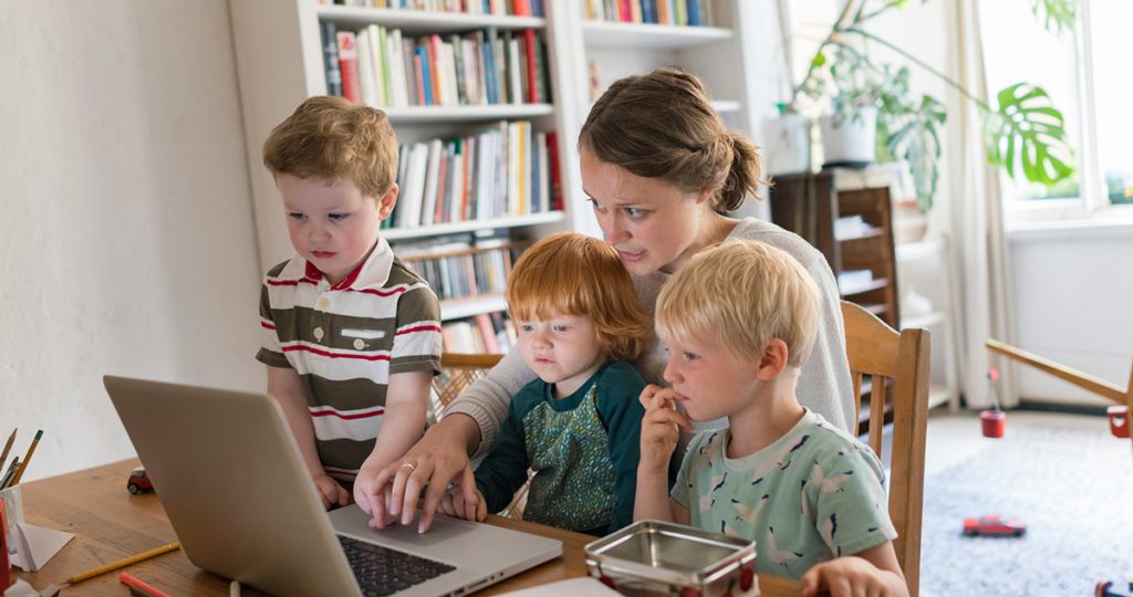 Anya három gyerekkel