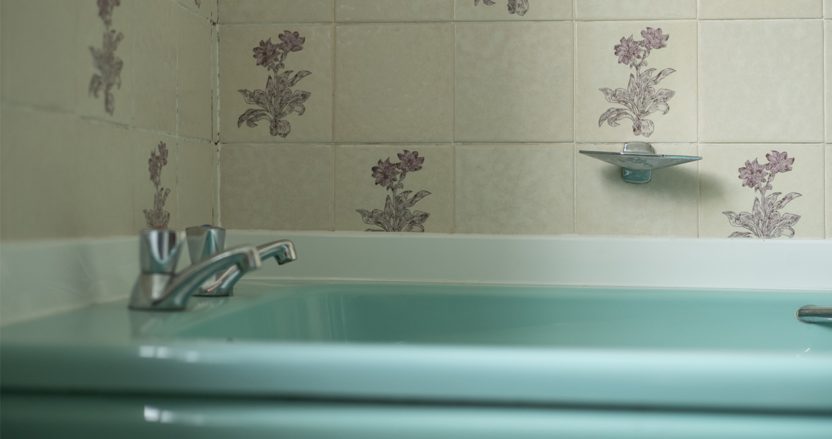 Retro fürdőszoba virágos csempével penész