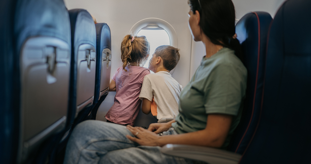 Gyerekek anyával repülőn
