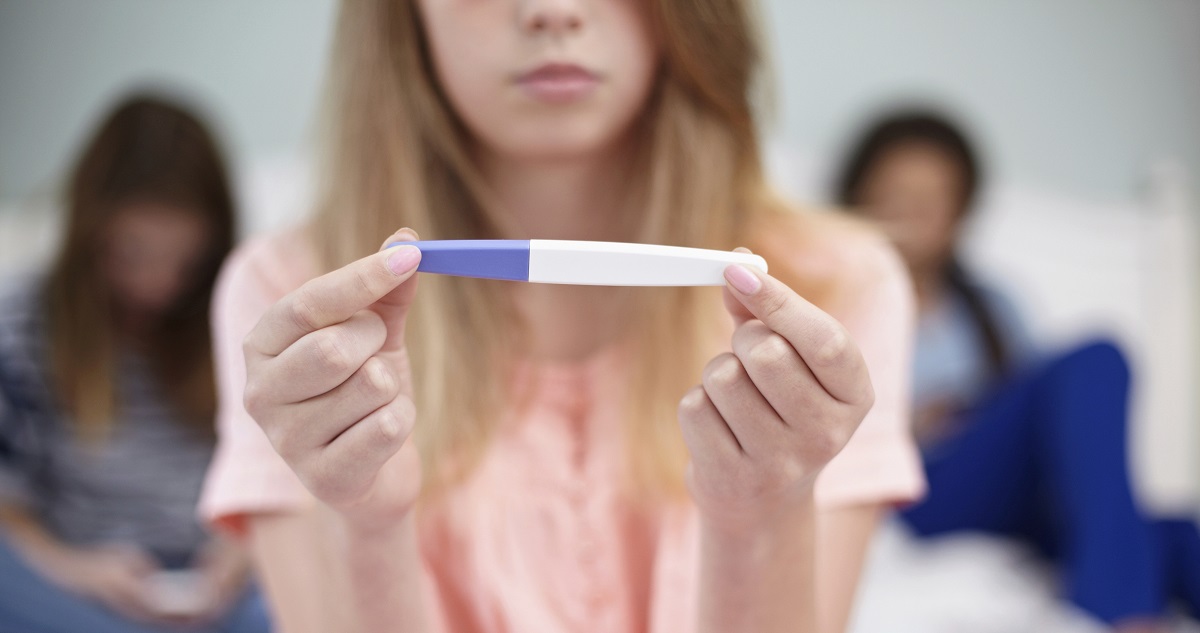 Tinilány terhességi teszttel