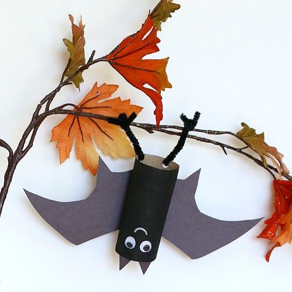halloween dekoráció denevér papírgurigából DIY