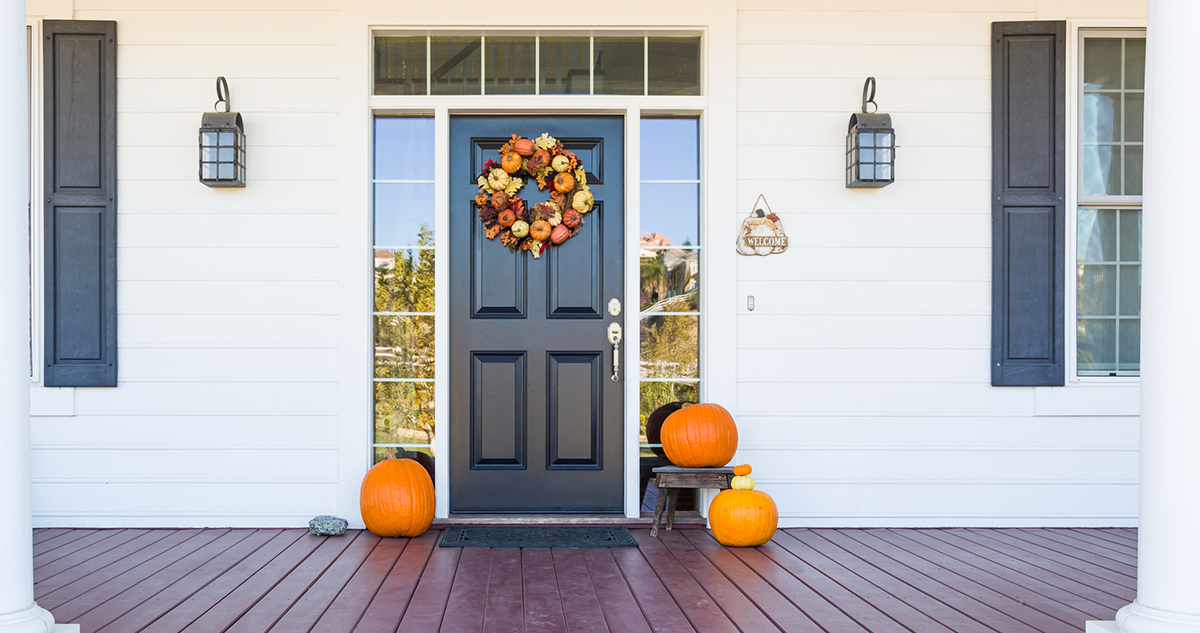 ajtó őszi dekorációval, koszorú, sütőtök, kopogtató