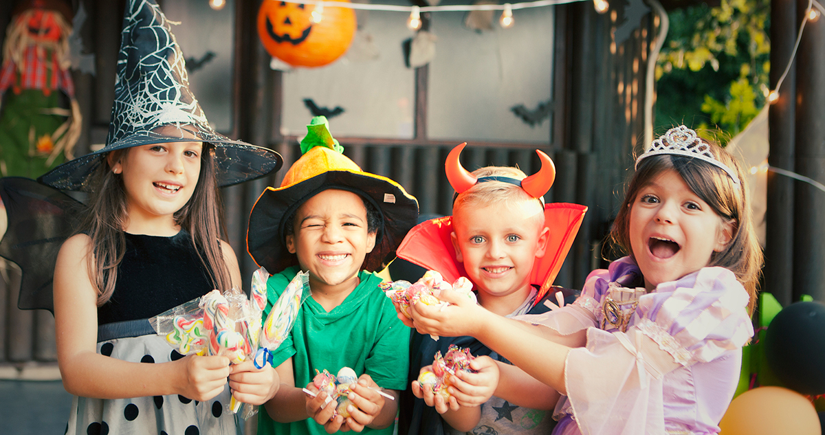 Halloweenkor gyerekek édességnek örülnek