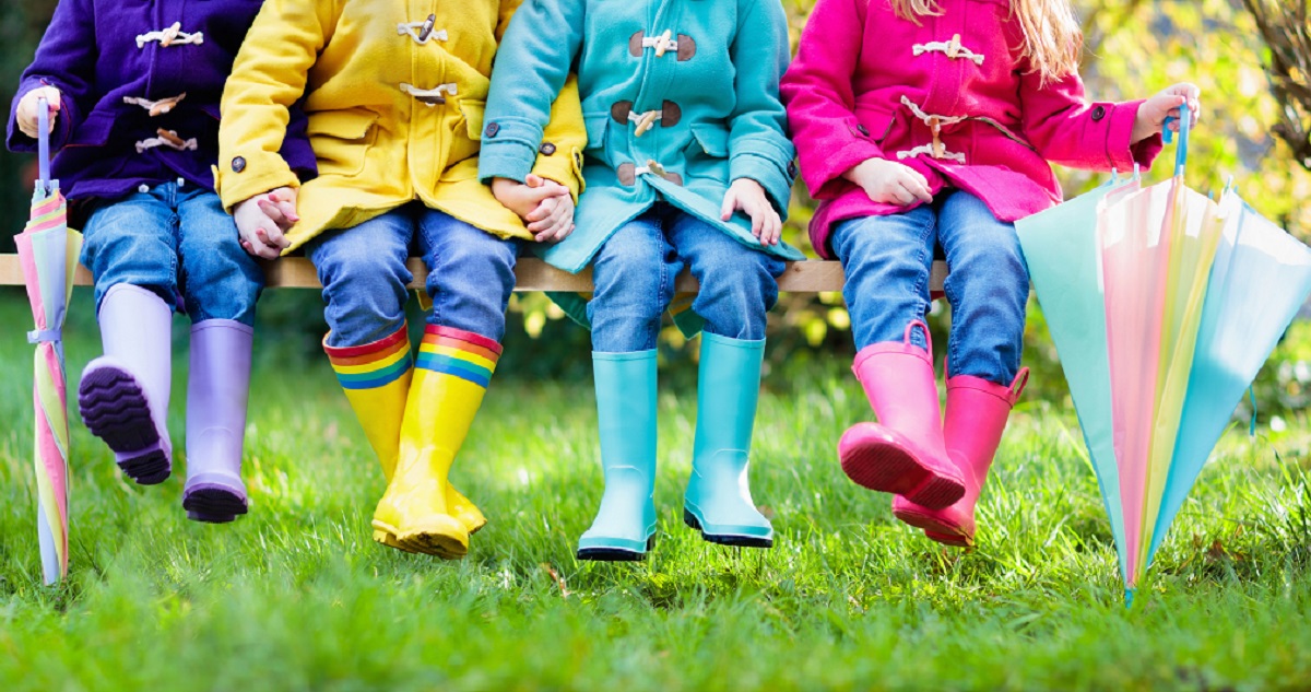 gyerekek színes csizmában
