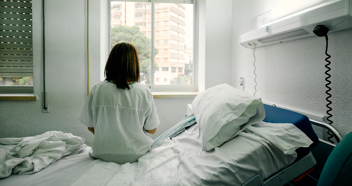 Kórházban nő az ágyon ül