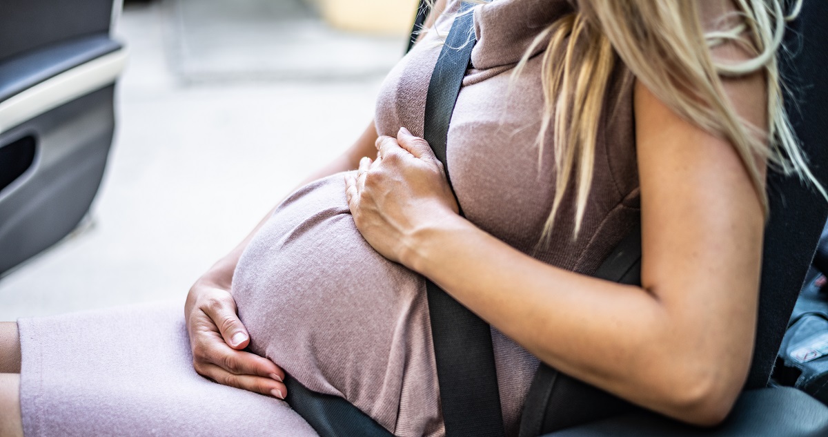 9 hónapos terhes nő autót vezet