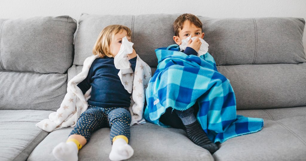 náthás gyerekek orrot fújnak