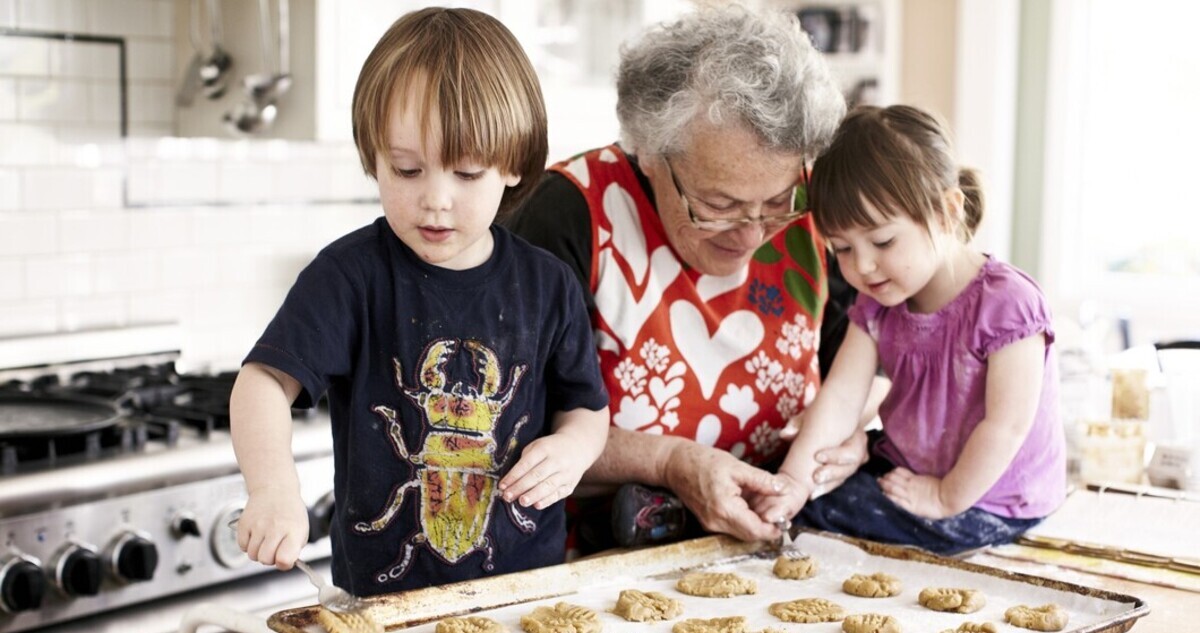 Nagymama süt az unokákkal