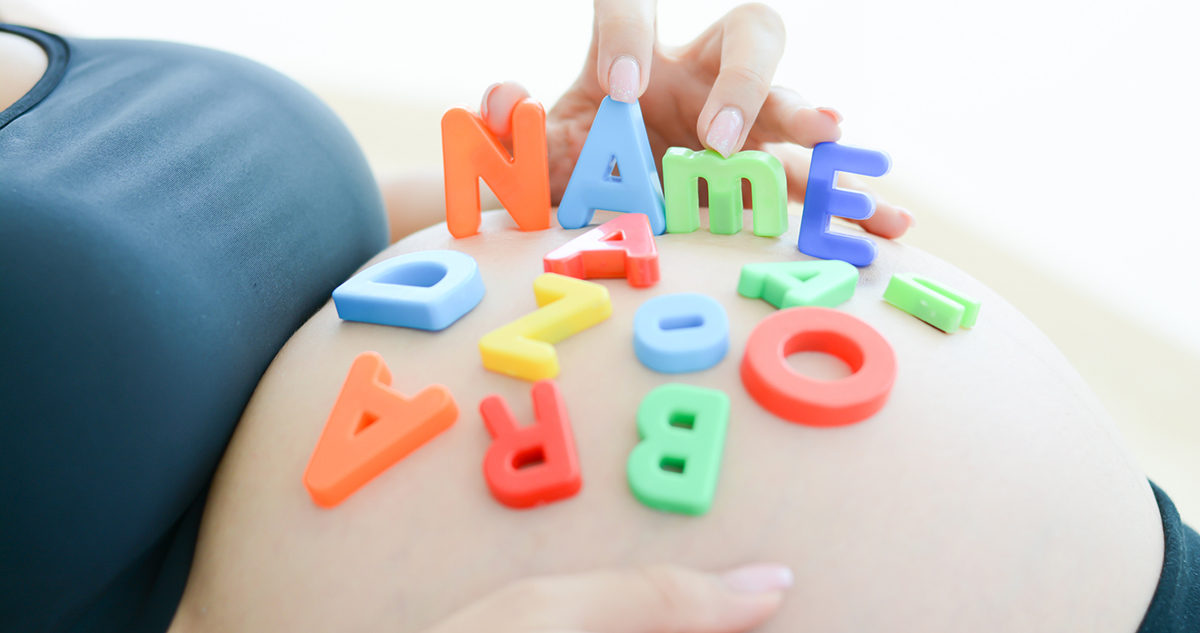 terhes nő hasán betűk