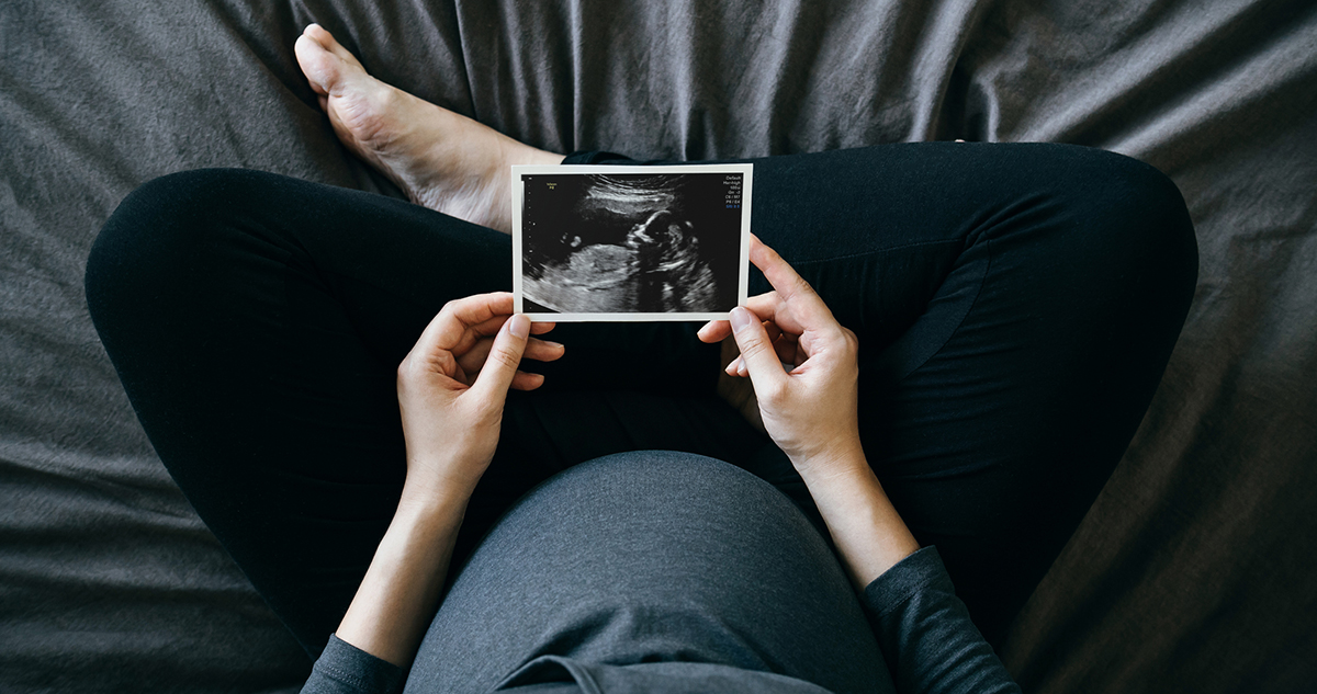 Terhes nő ultrahang képet néz