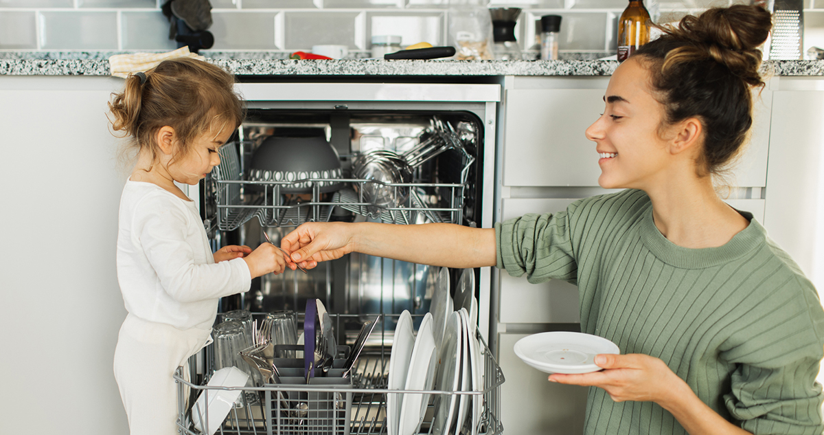 anyuka kislányával takarít, bepakolja az edényeket a mosogatógépbe