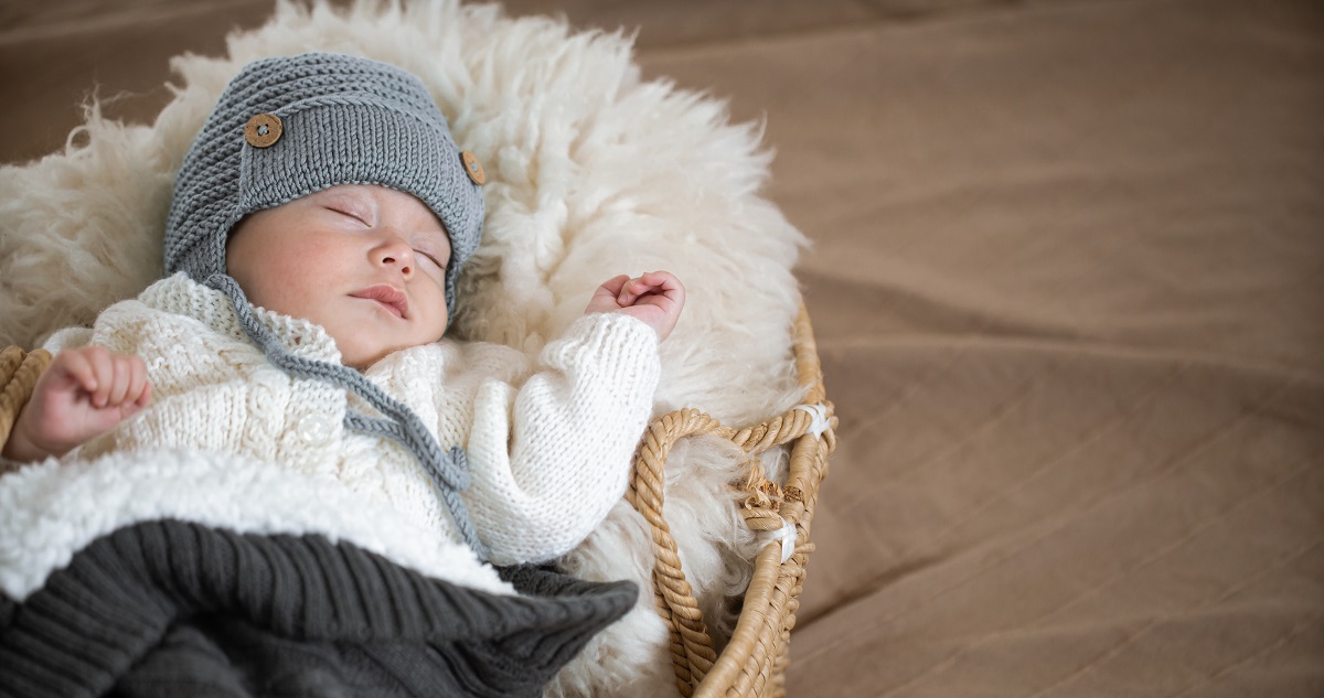Téli öltözékben alvó baba