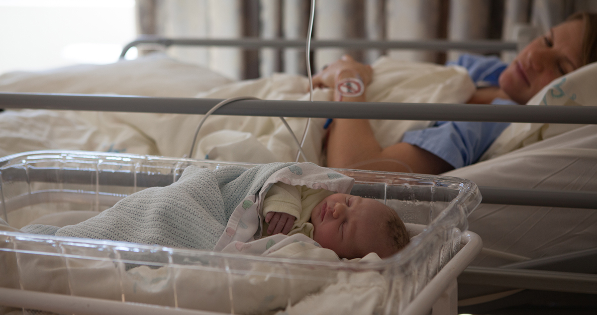 Újszülött anyjával a kórházban