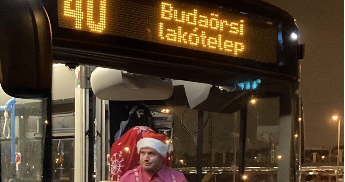 Mikulásnak öltözött buszsofőr