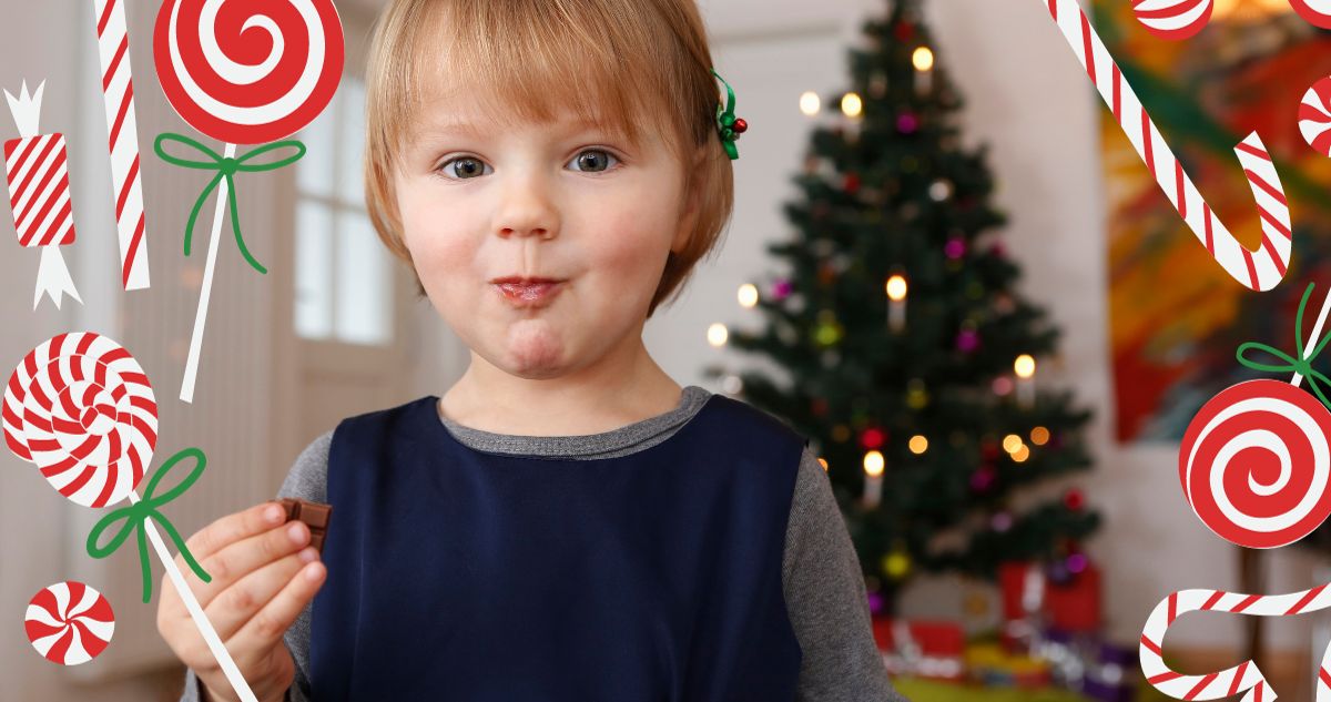 Kislány édességet eszik karácsonykor