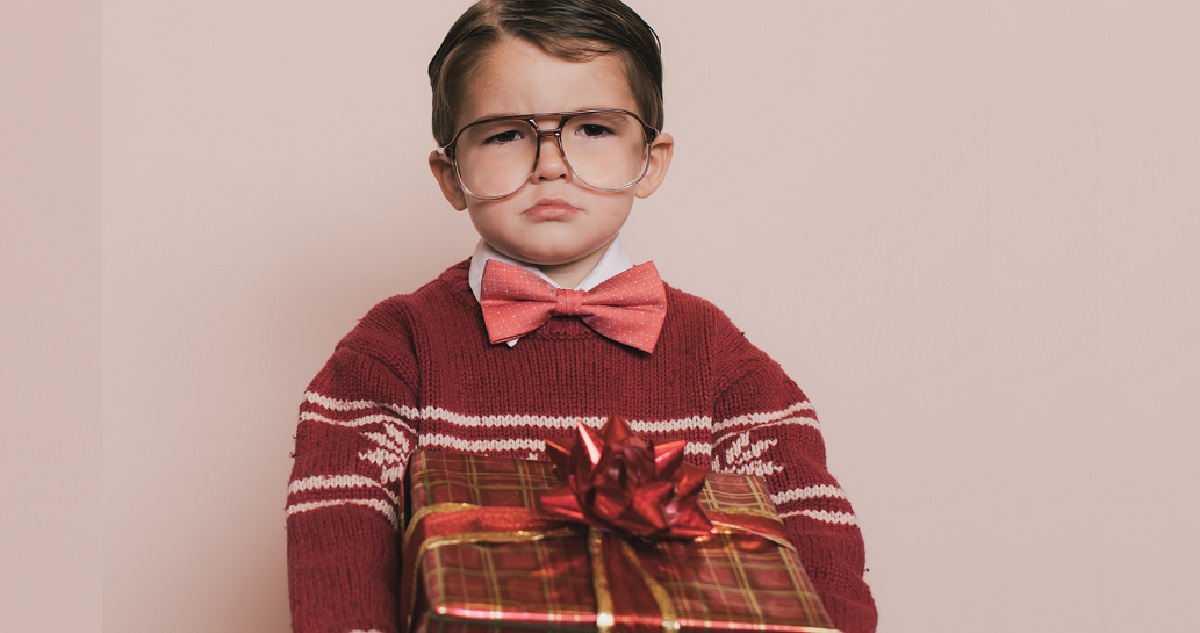 kisfiú nem örül a karácsonyi ajándéknak