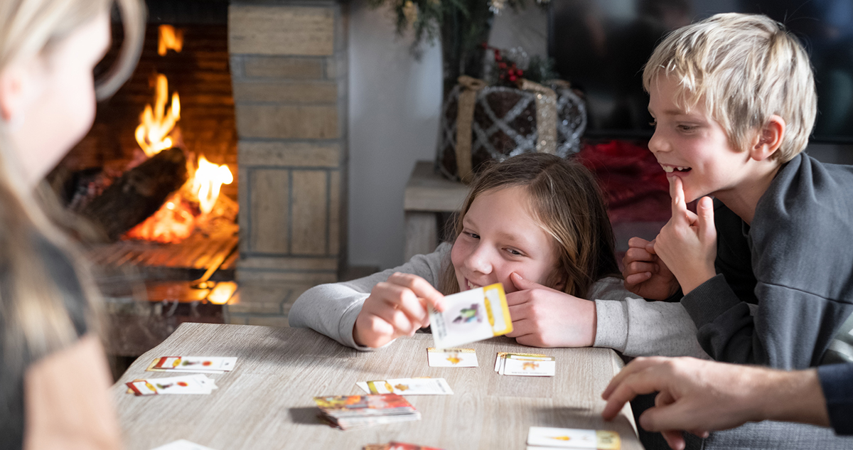 Gyerekek kártyáznak a szüleikkel karácsonykor, önismereti kártya