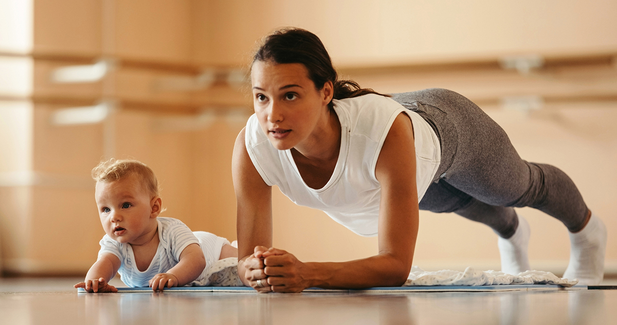 anyuka edz, plankel, mellette a kisbabája, fogyás szülés után