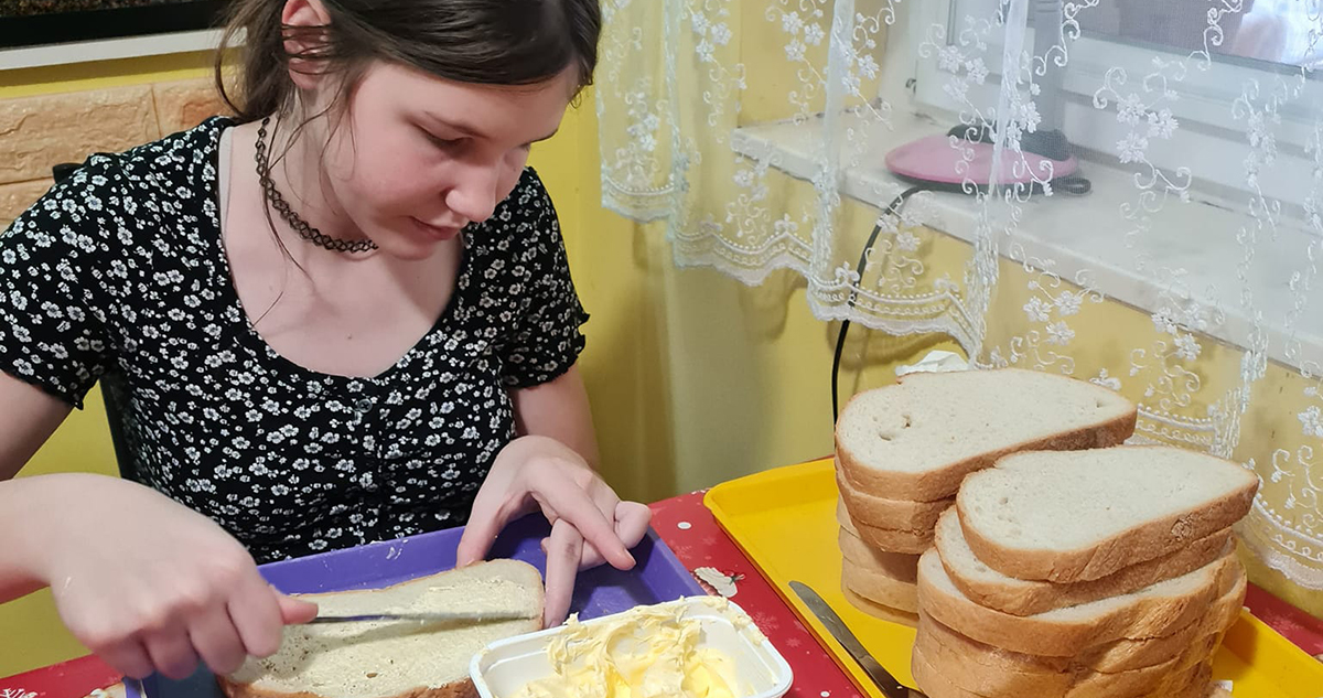 Lány szendvicset készít
