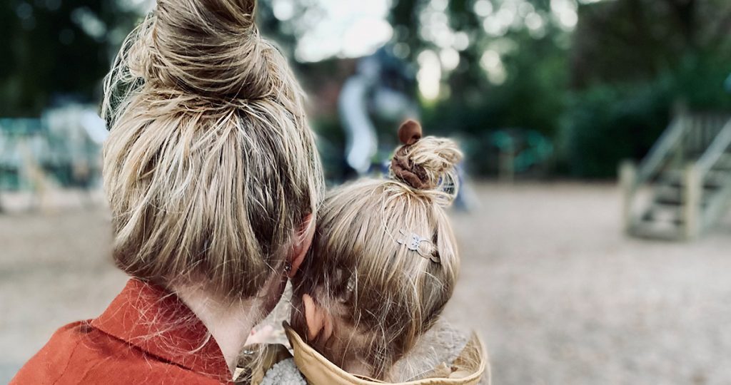 Kislány anyukájával a játszótéren, anyakonty