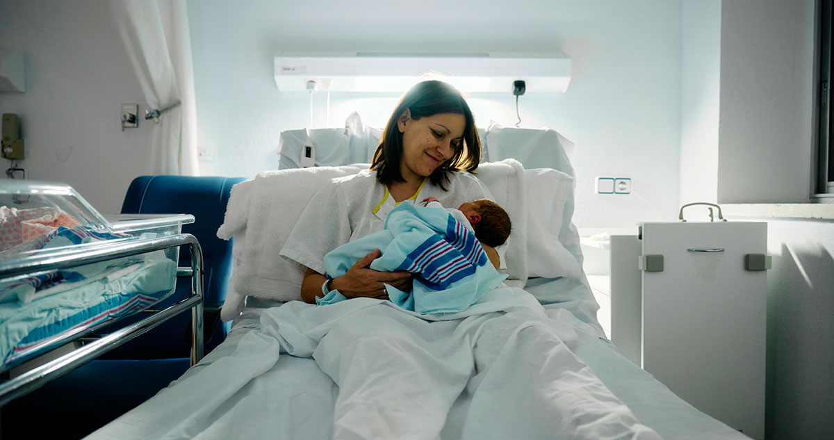 szülés után a kórházban anya és újszülött