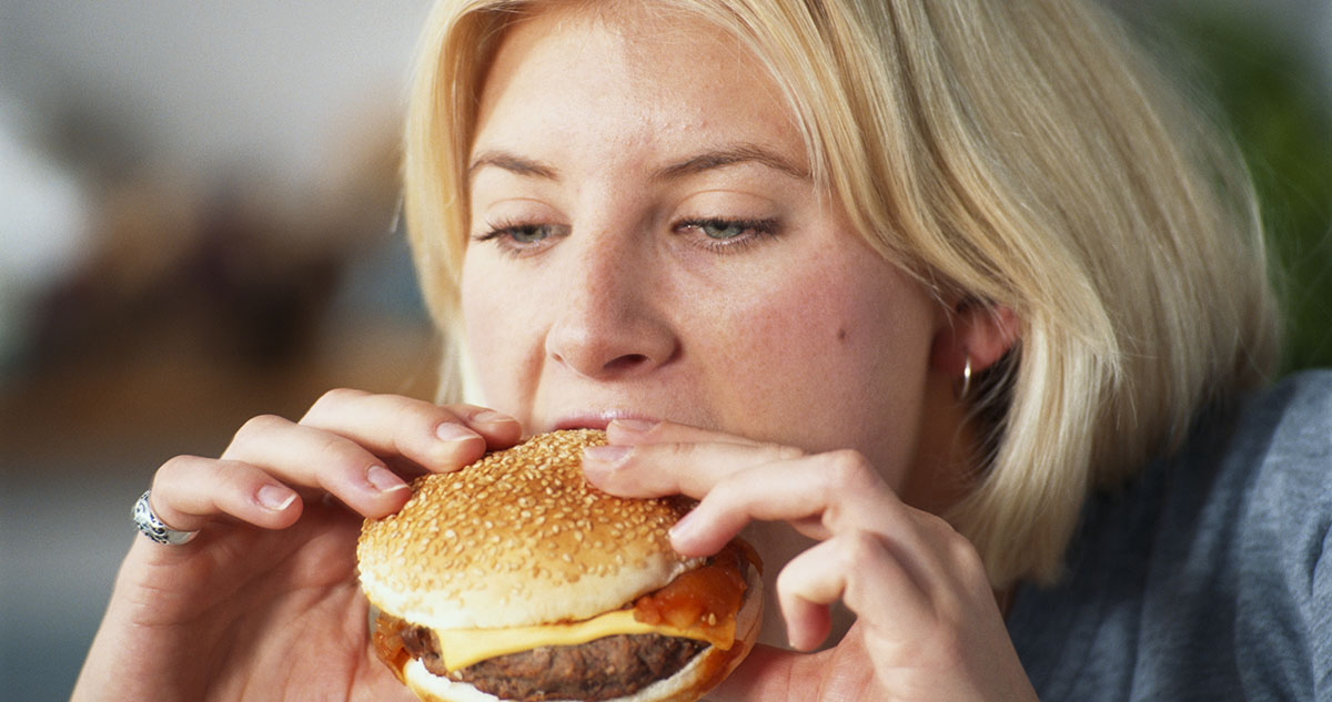 nő hamburgert eszik