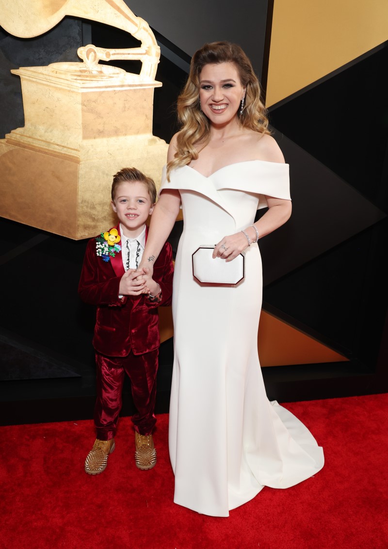 Kelly Clarkson és kisfia a 66. Grammy-gálán.