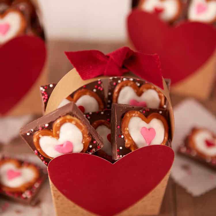 Valentin-napi ajándék, saját készítésű desszert, csokis pereckék