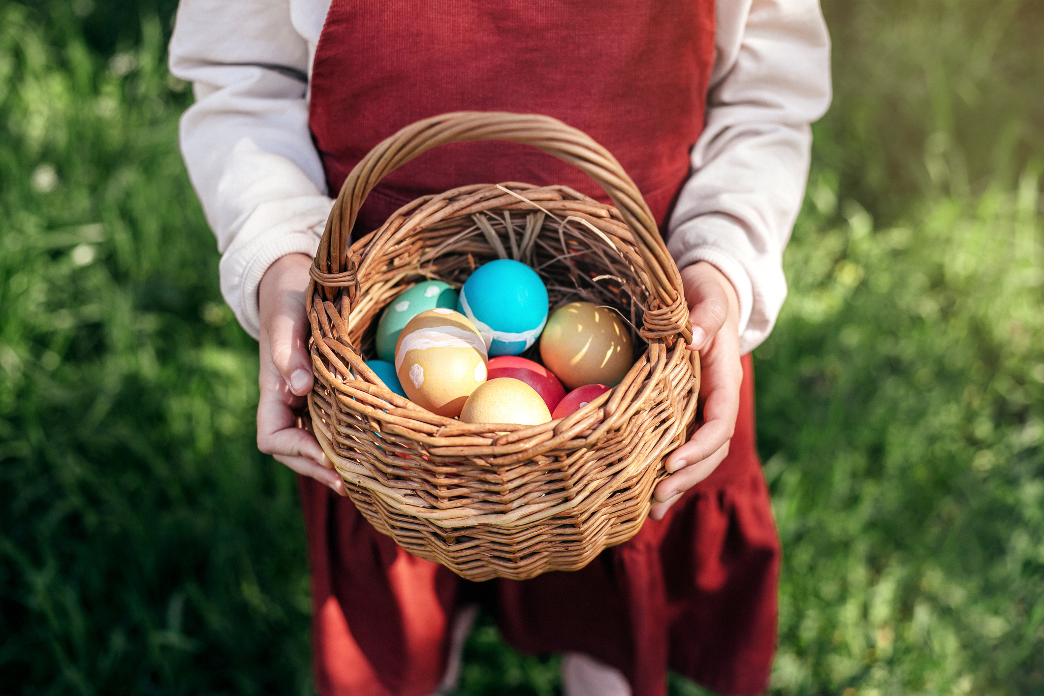 húsvéti tojások kosárban, kislány kezében, locsokodás